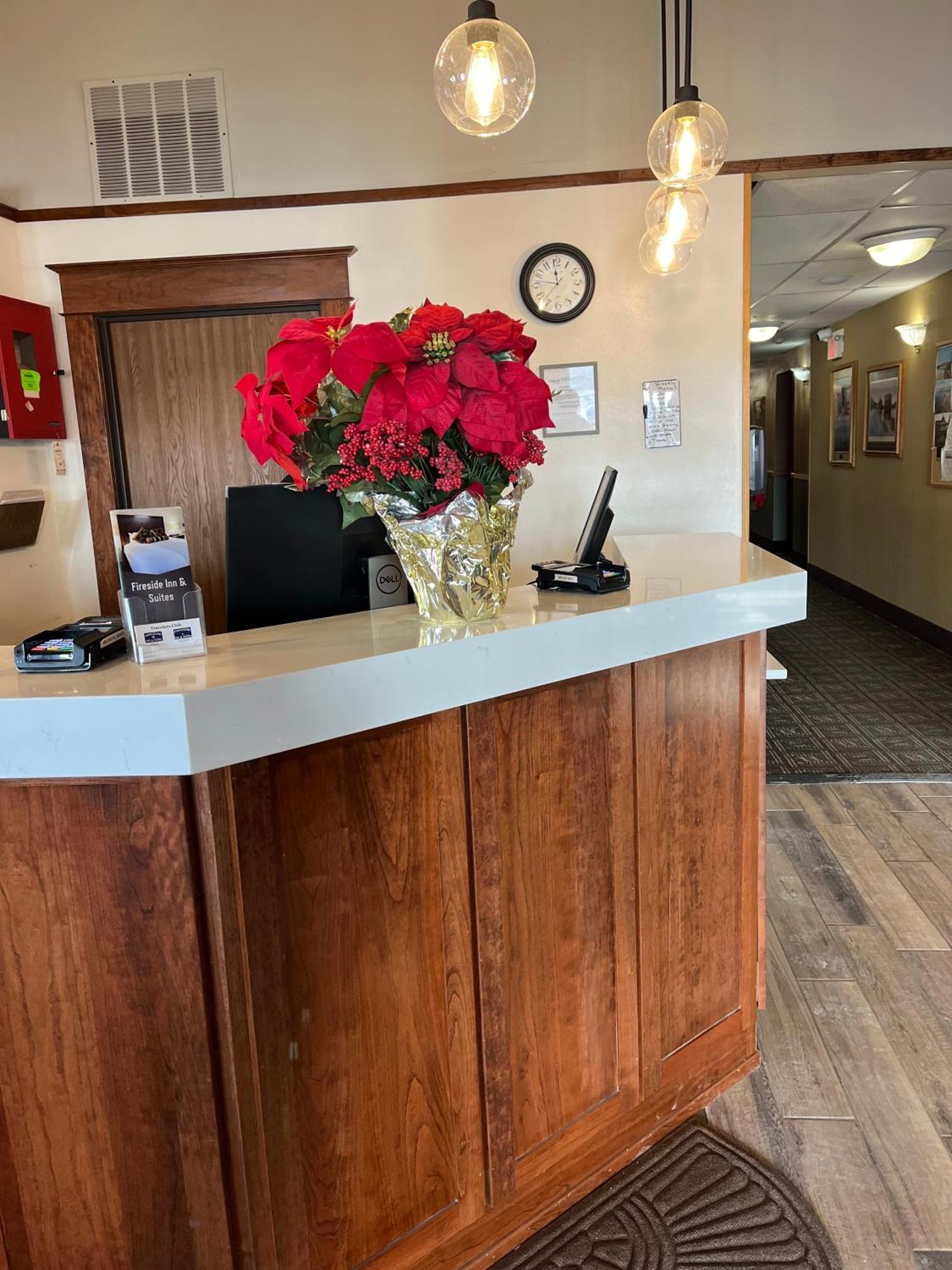 Fireside Inn And Suites Devils Lake Buitenkant foto