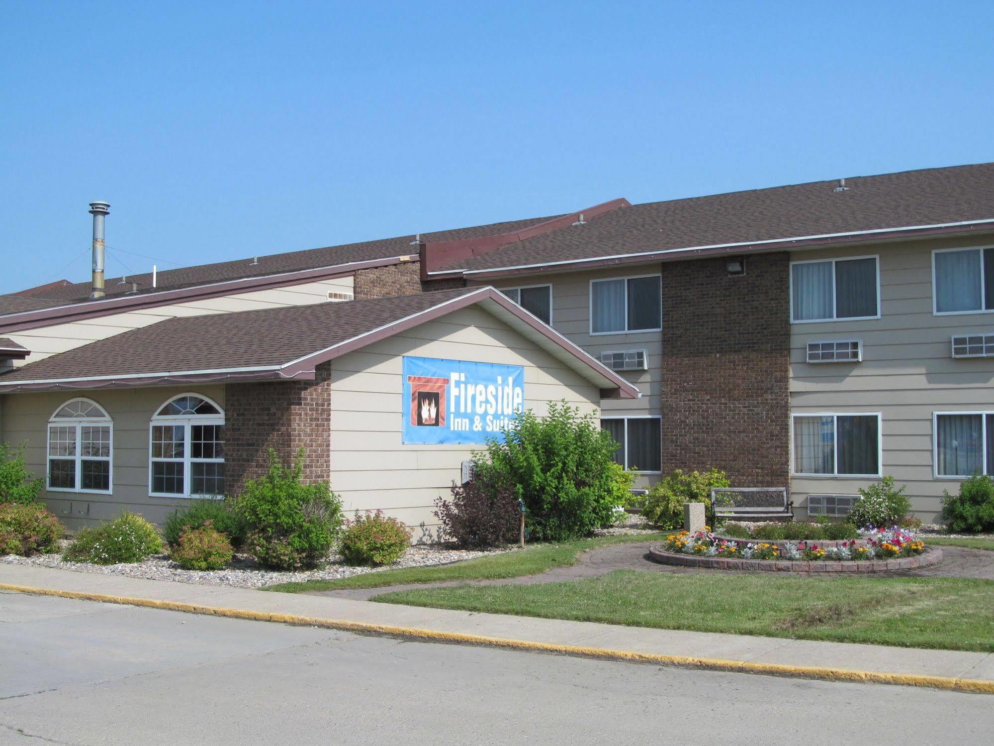 Fireside Inn And Suites Devils Lake Buitenkant foto