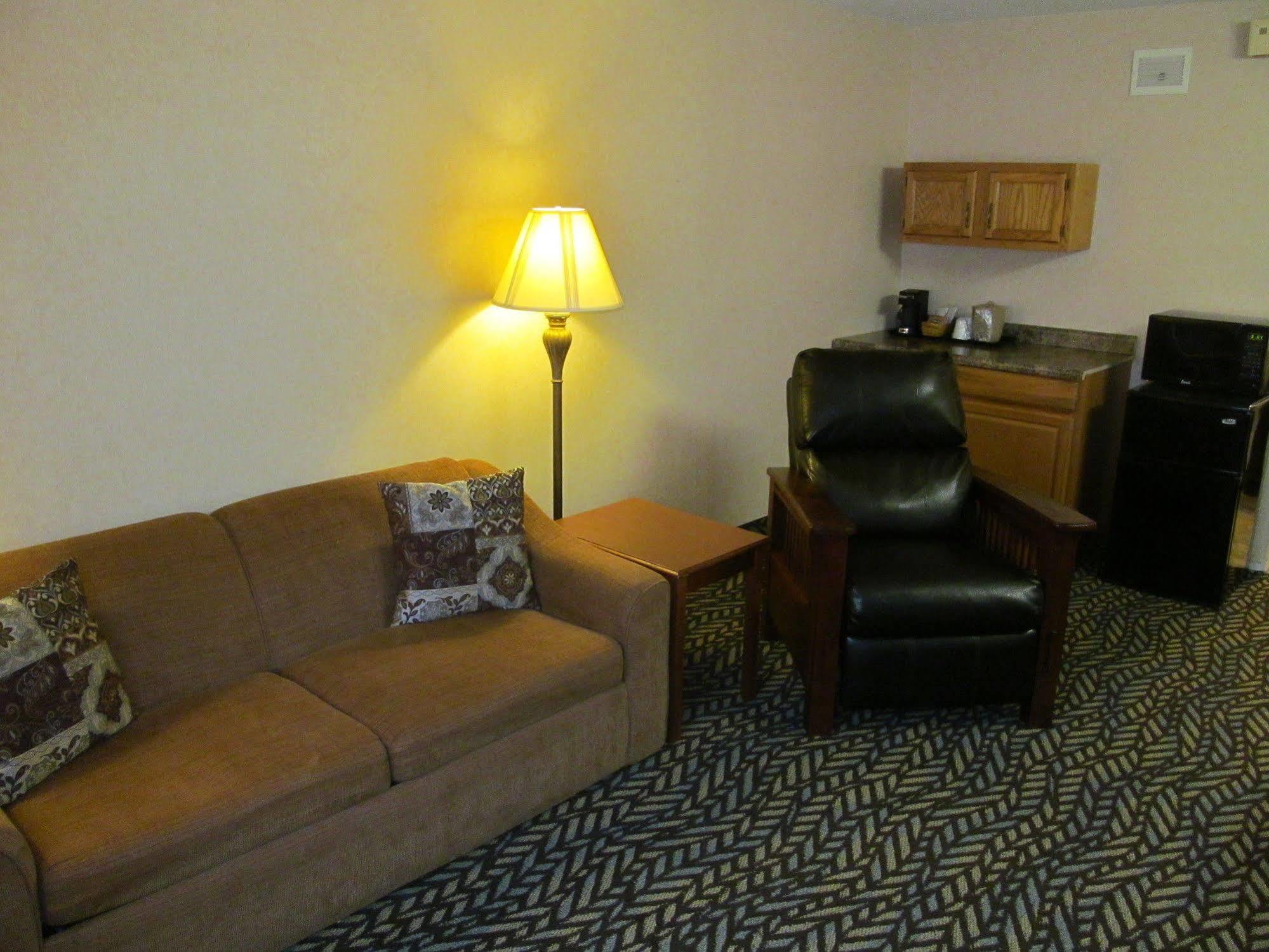Fireside Inn And Suites Devils Lake Buitenkant foto