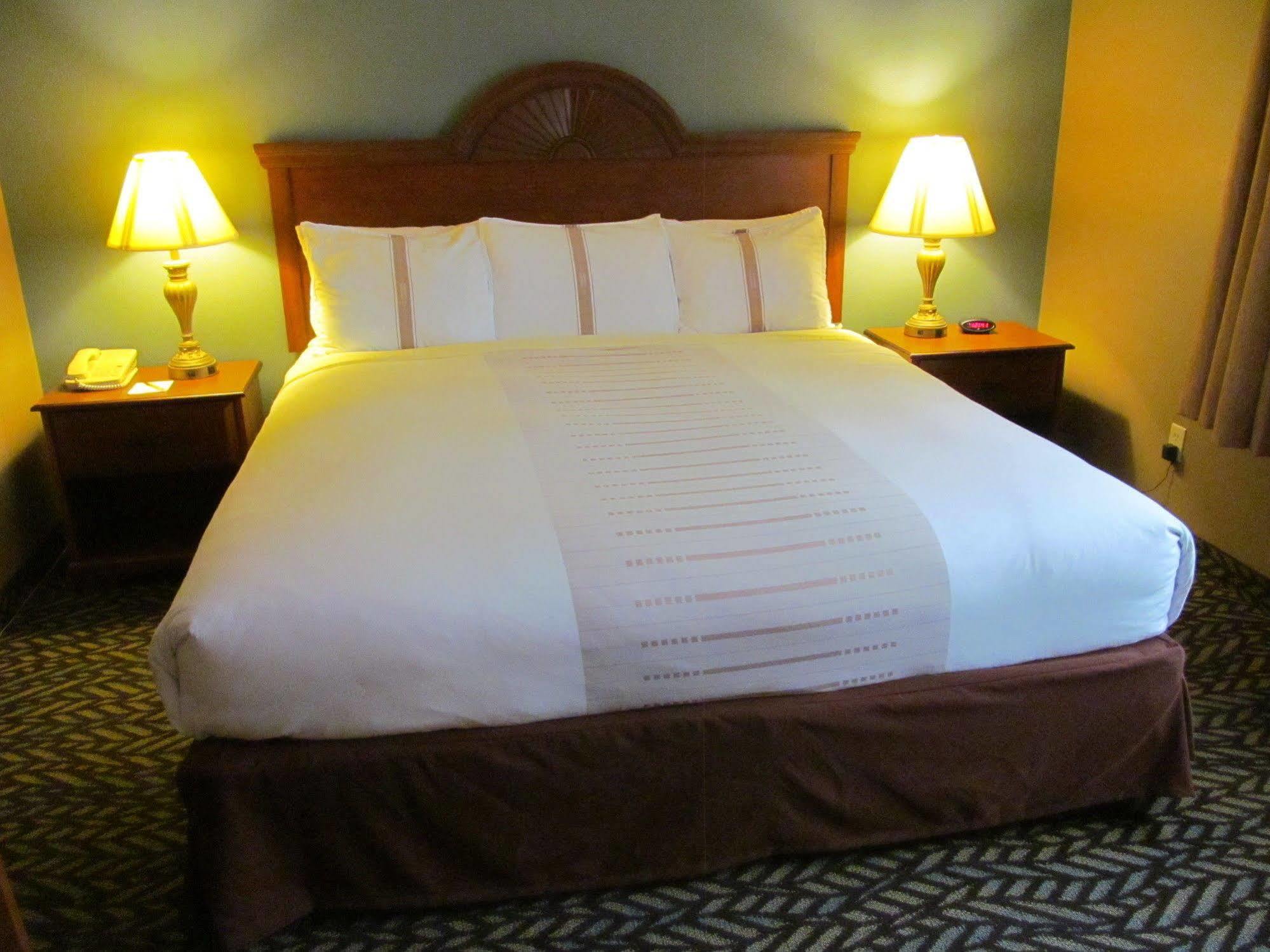 Fireside Inn And Suites Devils Lake Buitenkant foto