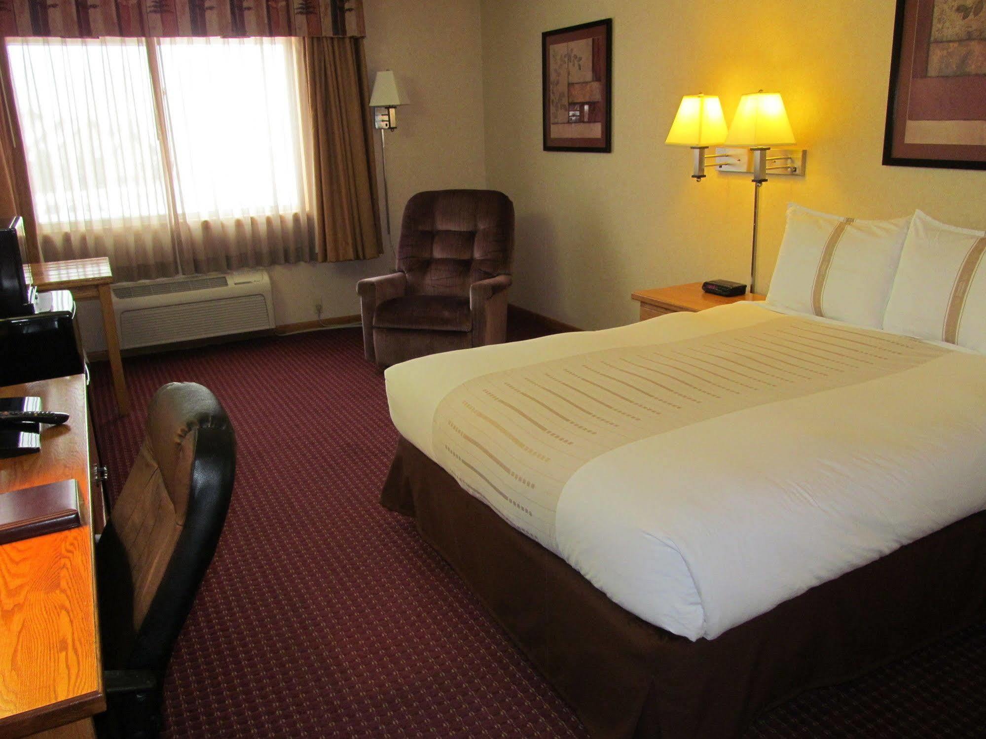 Fireside Inn And Suites Devils Lake Buitenkant foto