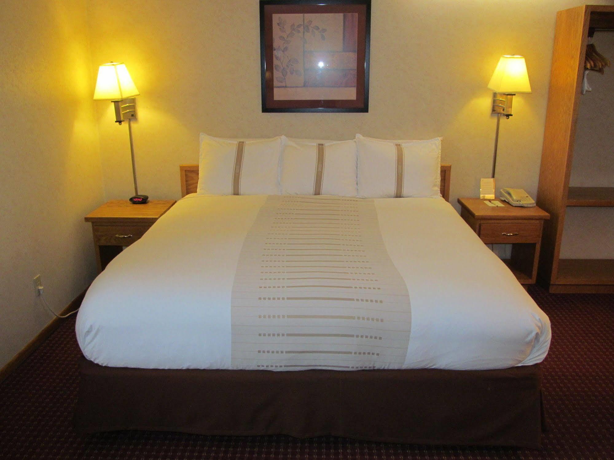 Fireside Inn And Suites Devils Lake Buitenkant foto