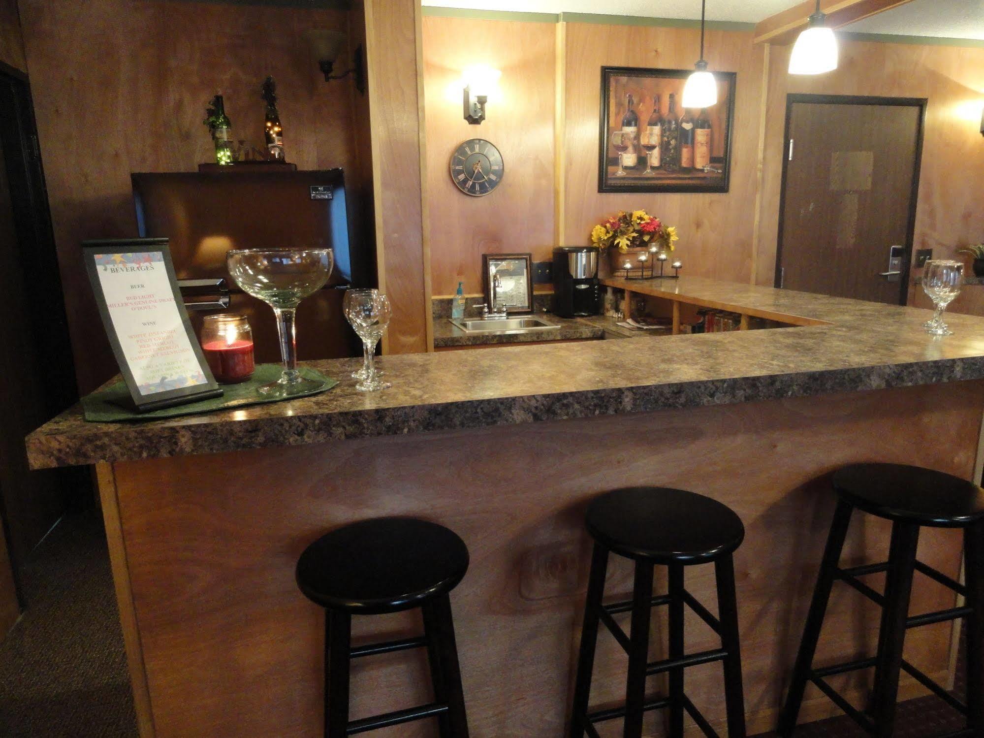 Fireside Inn And Suites Devils Lake Buitenkant foto