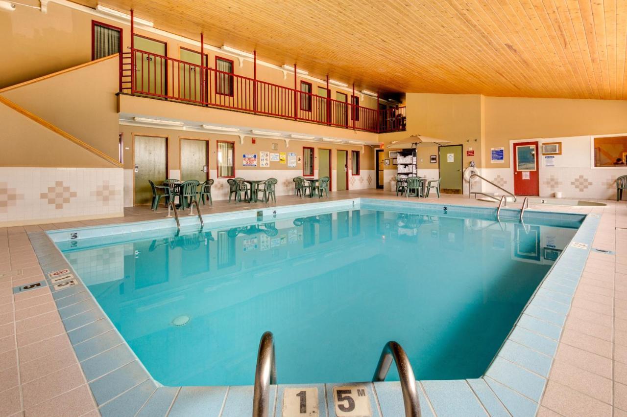 Fireside Inn And Suites Devils Lake Buitenkant foto