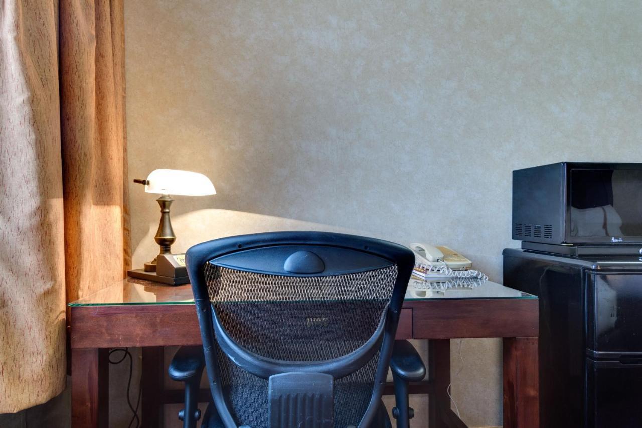 Fireside Inn And Suites Devils Lake Buitenkant foto