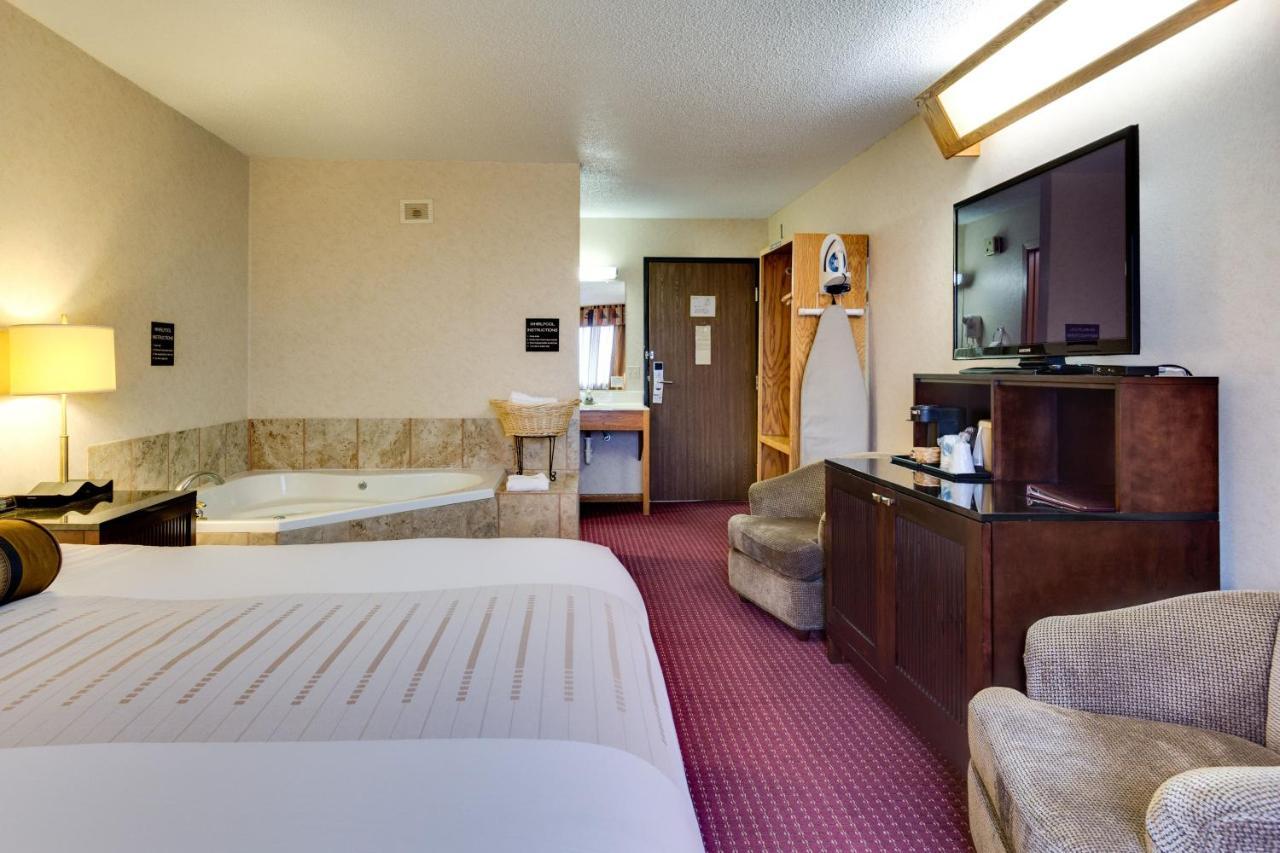 Fireside Inn And Suites Devils Lake Buitenkant foto