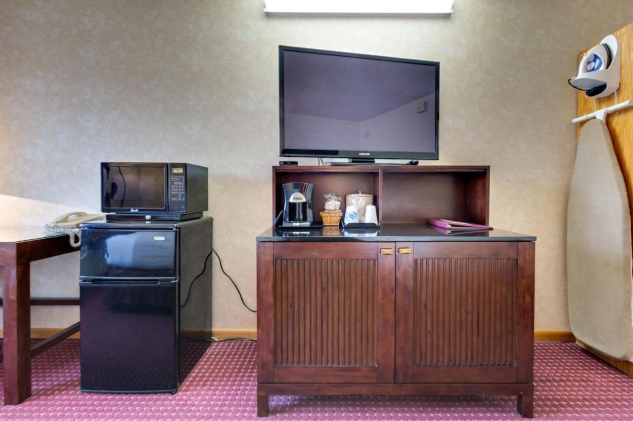 Fireside Inn And Suites Devils Lake Buitenkant foto